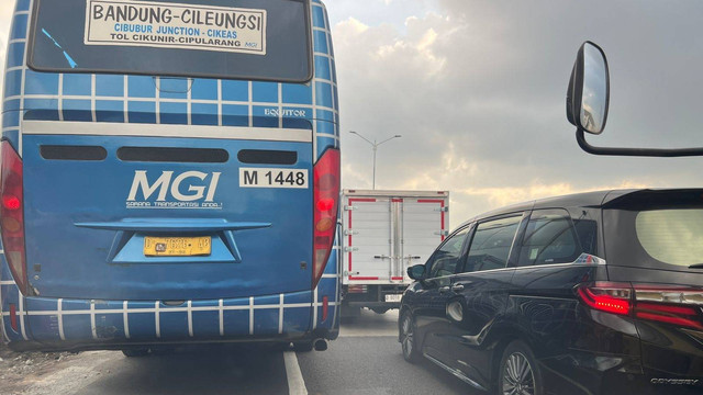 Kemacetan lalu lintas di Tol Purbaleunyi arah Bandung. Foto: kumparan