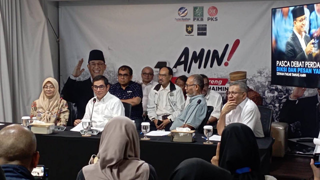 Ketua Dewan Pakar Timnas AMIN, Hamdan Zoelva, dan Anggota Dewan Pakar, Bambang Widjojanto, menggelar konferensi pers di Sekretariat Koalisi Perubahan, Brawijaya X, Kebayoran Baru, Jakarta Selatan, Kamis (14/12/2023). Foto: Fadlan Nuril Fahmi/kumparan