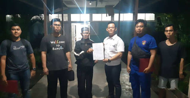 Polisi menyerahkan dokumen kepada pihak keluarga. Foto: Dok. Polres Mempawah