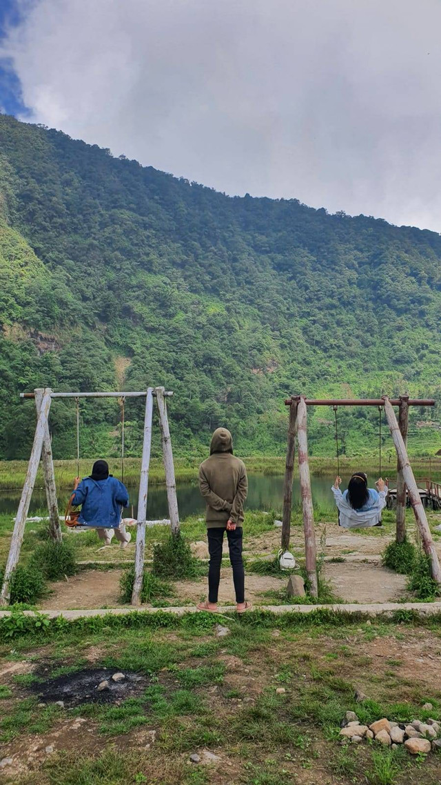 Keindahan alam yang disuguhkan membuat siapa saja enggan untuk melupakan.