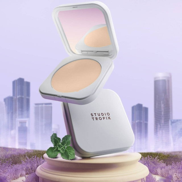 Peluncuran produk makeup Studio Tropik DreamSetter Airbrush Setting Powder di Hotel Park Hyatt, Jakarta Pusat, Senin (11/12/2023). Foto: Studio Tropik