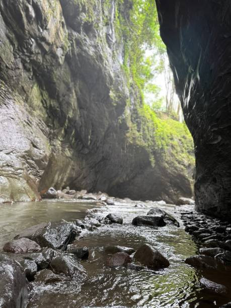 Potret pemandangan air terjun Ibun Pelangi Majalengka, sumber: istock.com/salsabila rahma ayu