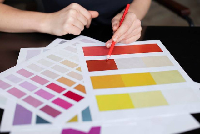 Designer checking colors logo. Foto: Freepik.com