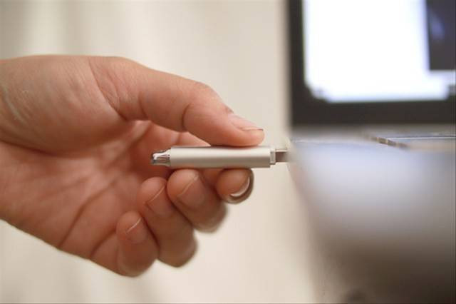  ilustrasi perbedaan flashdisk Toshiba asli dan palsu. Foto: pexels.com 