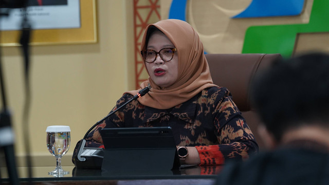 Deputi Bidang Statistik Distribusi dan Jasa BPS, Pudji Ismartini dalam koneferensi pers, Jumat (15/12). Foto: Dok. BPS