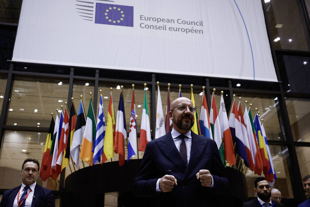 Presiden Dewan Eropa Belgia Charles Michel menyampaikan sambutan kepada wartawan pada akhir hari pertama KTT Uni Eropa di markas besar Uni Eropa di Brussels, pada 15 Desember 2023. Foto: Kenzo Tribouillard/AFP