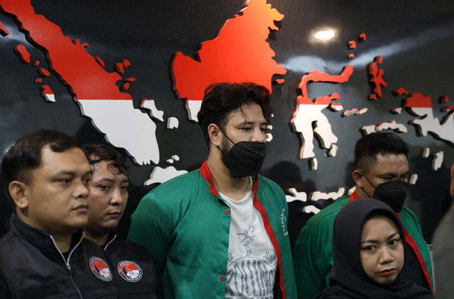 Artis Ammar Zoni saat konfrensi pers terkait penyalahgunaan narkotika di Kapolres Jakarta Barat, Jakarta, Jumat, (15/12/2023). Foto: Agus Apriyanto