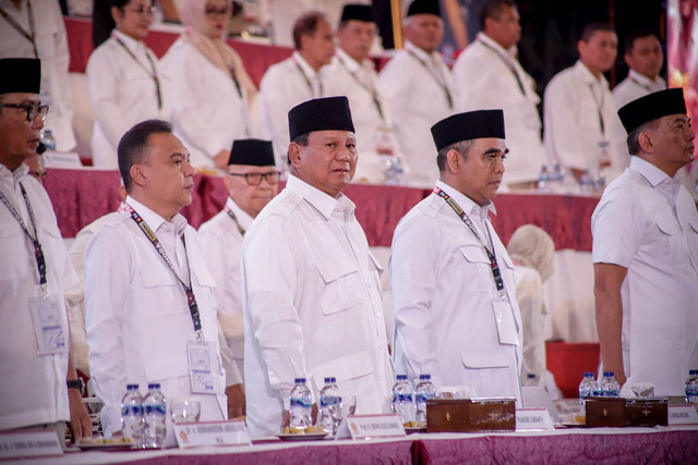 Ketua Dewan Pembina dan Ketua Umum Partai Gerindra sekaligus Capres nomor urut 2, Prabowo Subianto (tengah), menghadiri Rakornas Partai Gerindra di JIExpo, Kemayoran, Jakarta Pusat, Jumat (15/12/2023). Foto: Jamal Ramadhan/kumparan