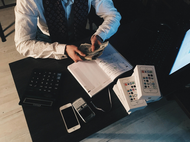 Gambar 1 : Photo by Kuncheek: https://www.pexels.com/photo/accountant-counting-money-210990/