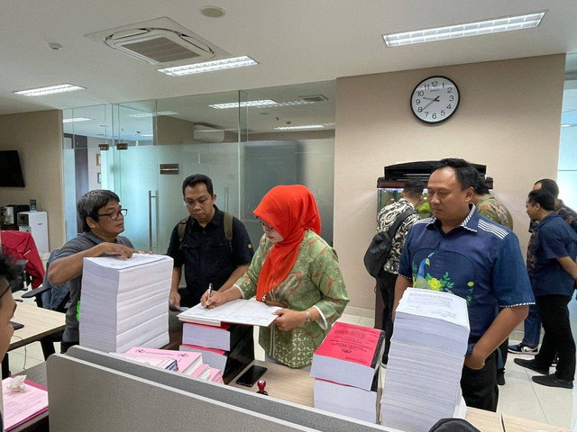 Penampakan dokumen berkas perkara pemerasan SYL dengan tersangka Firli Bahuri yang diserahkan ke Jaksa Penuntut Umum. Foto: Dok. Istimewa
