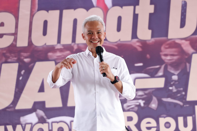 Capres nomor urut 3 Ganjar Pranowo dalam silaturahmi Caleg dan Partai pengusung di Perum Graha Puspa Karangpawitan, Karawang, Jawa Barat, Jumat (15/12/2023). Foto: Dok. Istimewa