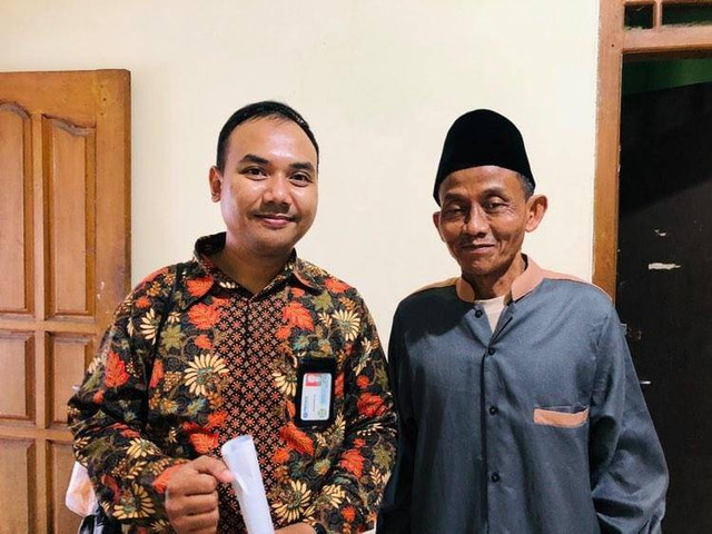 Mbah Oman korban kasus salah tangkap oleh Polisi bersama kuasa hukumnya. | Foto: Bella Sardio/ Lampung Geh