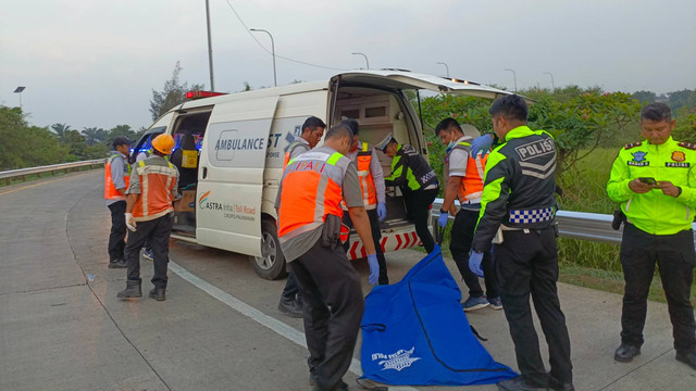 Evakuasi korban kecelakaan Bus PO Handoyo di Tol Cipali KM 72, Jawa Barat, Jumat (15/12/2023). Foto: Dok. Istimewa