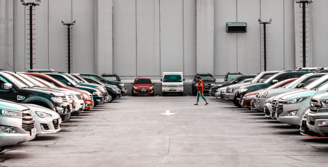 Parkir mobil stasiun matraman. Foto hanya ilustrasi, bukan tempat sebenarnya. Sumber: Unsplash/Ruffa Jane Reyes
