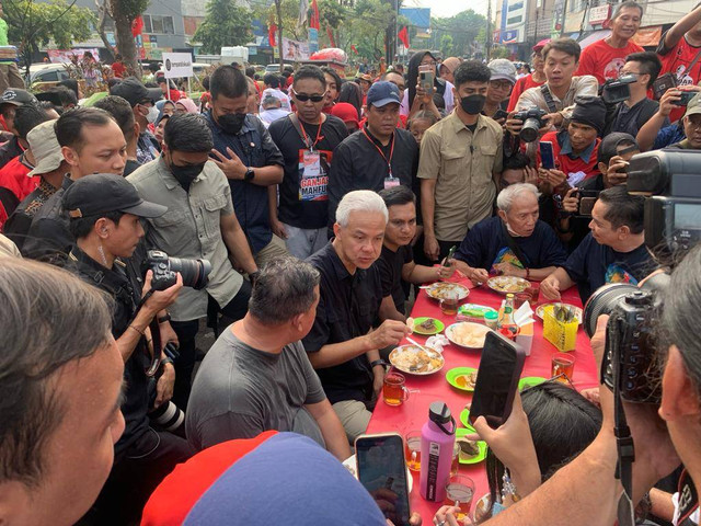 Capres nomor urut 03 Ganjar Pranowo sarapan bersama masyarakat Bekasi di Pasar Pasar Proyek Lama, Jawa Barat, Sabtu (16/12). Foto: Paulina Herasmaranindar/kumparan