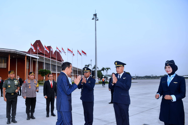 Presiden Jokowi menyapa awak pilot sebelum berangkat menuju Jepang, Sabtu (16/12). Foto: Dok. Rusman - Biro Pers Sekretariat Presiden