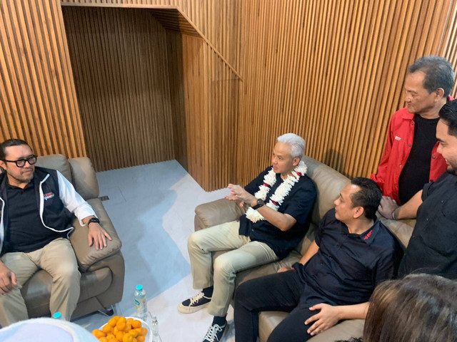 Capres nomor urut 03 Ganjar Pranowo resmikan rumah perjuangan Laskar Ganjar Pranowo (LGP) di Rumah Kemenangan LGP Kayuringin, Bekasi, Jawa Barat, Sabtu (16/12). Foto: Paulina Herasmaranindar/kumparan