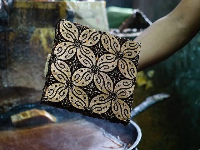 Ilustrasi pembuatan batik. Toko batik di Yogyakarta. Sumber: Agto Nugroho / Unsplash