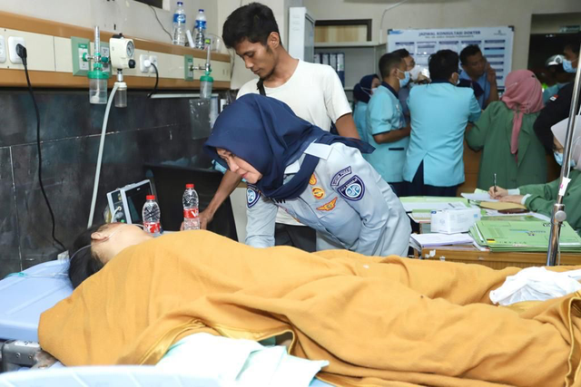 Direktur Operasional Jasa Raharja, Dewi Aryani Suzana jenguk korban kecelakaan PO Handoyo di Rumah Sakit Abdul Radjak Purwakarta. Foto: Jasa Raharja