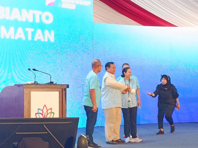 Ketua Dewan Pembina Induk Koperasi Unit Desa (INKUD) Prabowo Subianto dikukuhkan sebagai Ketua Dewan Kehormatan di Koperasi MDS Coop di Kawasan Puseur Tatar Niaga Purwakarta, Desa Cinangka, Kabupaten Purwakarta, Jawa Barat, Sabtu (16/12). Foto: Zamachsyari/kumparan