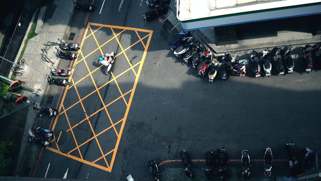 Parkir Motor di Senayan City. Foto hanya ilustrasi, bukan tempat sebenarnya. Sumber: Unsplash/Andrew Kow
