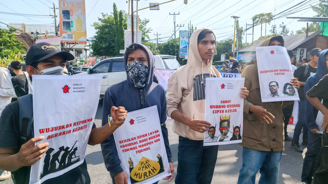 Suasana aksi demonstrasi di Jalan Gejayan, Kabupaten Sleman, DI Yogyakarta, Sabtu (16/12/2023).  Foto: Arfiansyah Panji Purnandaru/kumparan