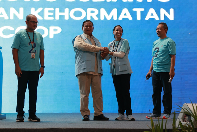 Ketua Dewan Pembina Koperasi Mekar Digital Sejahtera (MDS Coop) Rini Mariani Soemarno bersama Ketua Dewan Pembina Induk Koperasi Unit Desa (Inkud) sekaligus capres nomor urut 2 Prabowo Subianto dalam silaturahmi nasional MDS Coop 2023 di Desa Cinangka, Purwakarta, Jawa Barat, Sabtu (16/12). Foto: Dok. Istimewa