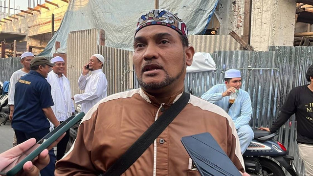 Wasekjen PA 212, Novel Bamukmin, di kawasan rumah duka Habib Rizieq Syihab di Petamburan, Jakarta Pusat, Sabtu (16/12/2023). Foto: Haya Syahira/kumparan