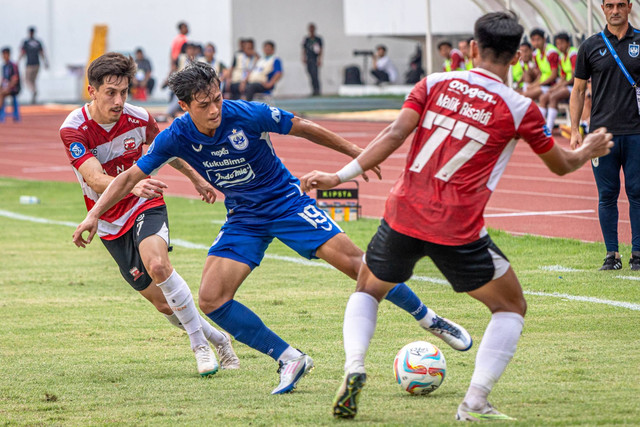 Pesepak bola PSIS Semarang Alfreanda Dewangga (tengah) berupaya melewati hadangan pesepak bola Madura United Rivera (kiri) dan Malik Risaldi (kanan) dalam pertandingan Liga 1 di Stadion Jatidiri, Semarang, Jawa Tengah, Sabtu (16/12/2023). Foto: Aji Styawan/ANTARA FOTO