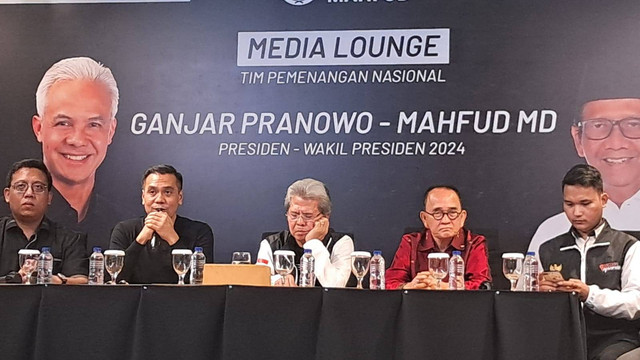 Konpers dihadiri Deputi Bidang Hukum Tim Pemenangan Nasional (TPN) Ganjar-Mahfud Todung Mulya Lubis, Jubir TPN Chico Hakim, hingga Ruhut Sitompul di Media Center TPN, Sabtu (16/12/2023). Foto: Annisa Thahira Madina/kumparan