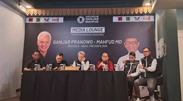Konpers dihadiri Deputi Bidang Hukum Tim Pemenangan Nasional (TPN) Ganjar-Mahfud Todung Mulya Lubis, Jubir TPN Chico Hakim, hingga Ruhut Sitompul di Media Center TPN, Sabtu (16/12/2023). Foto: Annisa Thahira Madina/kumparan