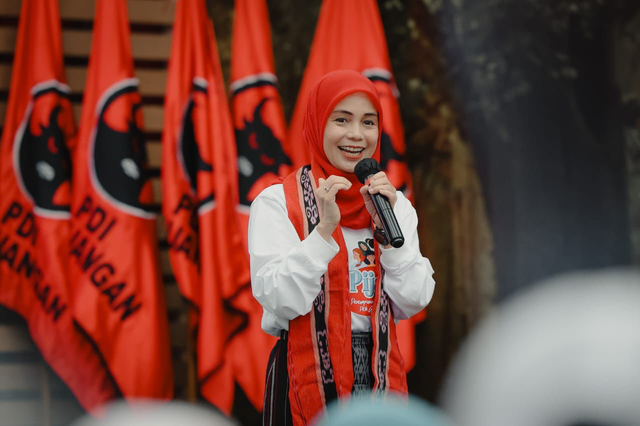 Istri capres Ganjar Pranowo, Siti Atikoh Supriyanti hadiri Rapat Koordinasi Nasional (Rakornas) 2023 Perempuan Indonesia Pilih Ganjar (Pijar) di Kantor DPP PDI Perjuangan, Menteng, Jakarta Pusat, pada Sabtu (16/12/2023). Foto: Dok. Istimewa