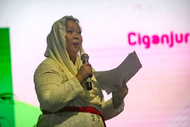 Anak bungsu Gusdur, Inayah Wulandari Wahid, memberikan sambutan pada Haul ke-14 KH Abdurrahman Wahid (Gus Dur) di Ciganjur, Jakarta Selatan, Sabtu (16/12/2023). Foto: Jamal Ramadhan/kumparan