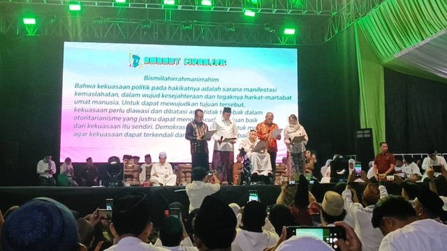 Kelima tokoh lintas agama dan budaya membacakan Amanat Ciganjur yang dipimpin oleh istri Gus Dur, Sinta Nuriyah Abdurrahman Wahid, dalam acara Haul ke-14 Gus Dur, di Ciganjur, Jakarta Selatan, Sabtu (16/12/2023). Foto: Thomas Bosco/kumparan