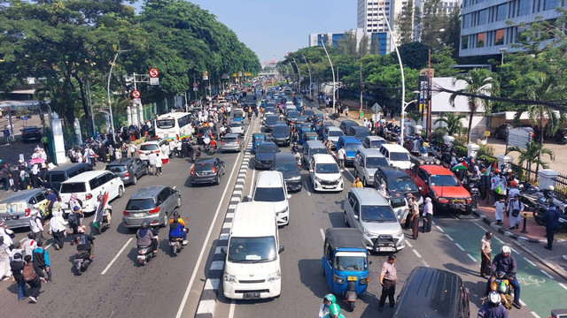 Padatnya lalu lintas depan Stasiun Gambir, imbas bubaran aksi bela palestina, Minggu (17/12/2023). Foto: Nabila Ulfa/kumparan