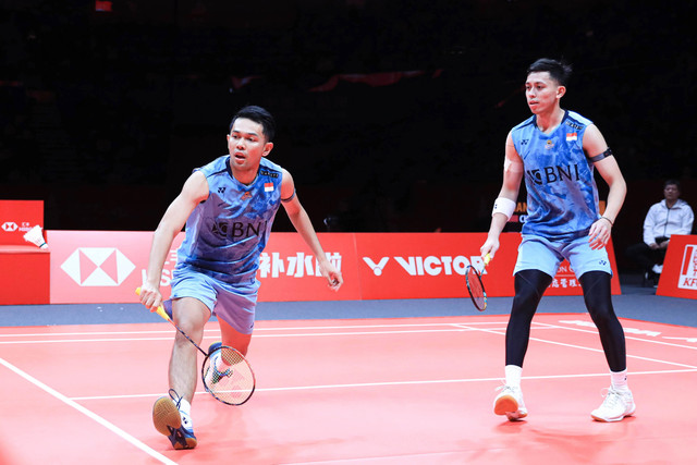 Fajar Alfian/Muhammad Rian Ardianto beraksi dalam partai semifinal BWF World Tour Finals 2023 di China. Foto: PBSI
