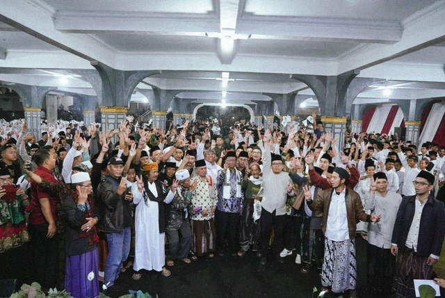 Mahfud MD berkunjung ke Pondok Pesantren Fauzan, Garut, Jawa Barat dalam acara Gebyar Sholawat pada Jumat (15/12/23). Foto: Dok. Istimewa
