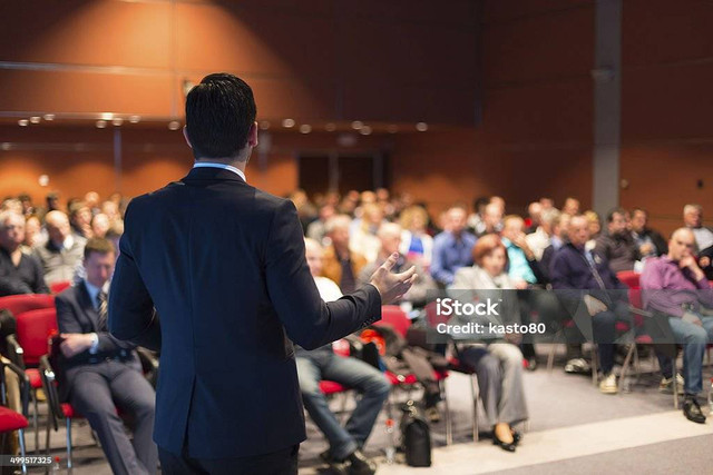 Seorang pria sedang presentasi. Dok: iStock