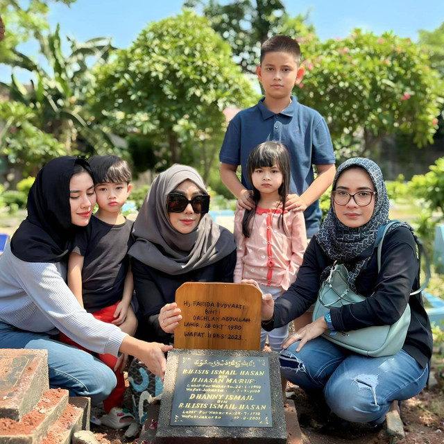 Syahnaz Sadiqah nyekar ke makam mendiang ibunda Jeje 'Govinda'.  Foto:  Instagram/@amy_r_qanita