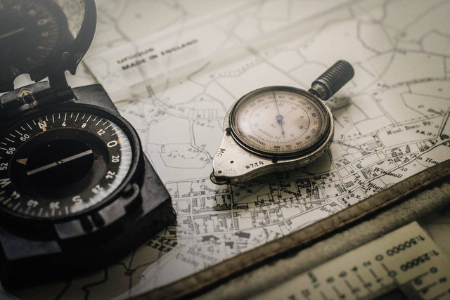 Ilustrasi 3 Jenis Kompas Analog beserta Cara Penggunaannya, foto:pexels