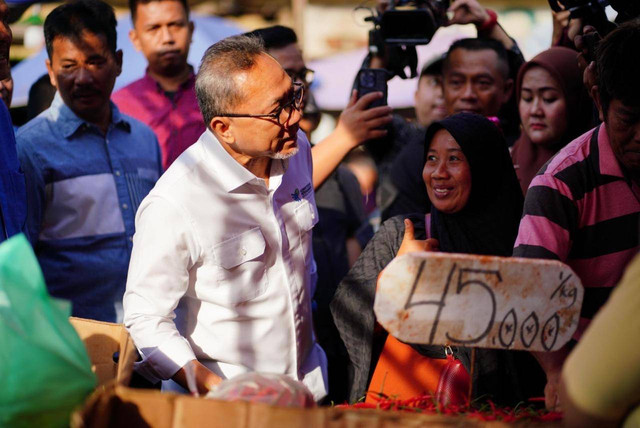 Mendag Zulhas saat mengunjungi Pasar Pagi Tos 3000 Batam. Foto: Kemendag