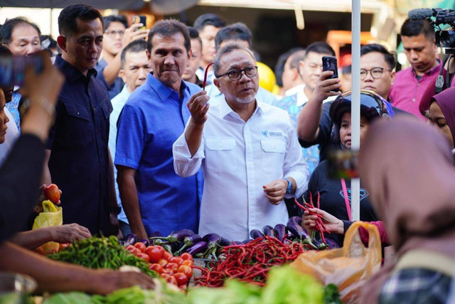 Mendag Zulhas saat mengunjungi Pasar Pagi Tos 3000 Batam. Foto: Kemendag