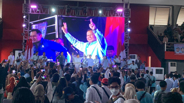 Capres nomor urut 2 Prabowo Subianto di acara deklarasi dukungan dari Gerakan Masyarakat Perhutanan Sosial Indonesia di Gor Soekarno-Hatta, Blitar, Jawa Timur, pada Minggu (17/12/2023). Foto: Luthfi Humam/kumparan