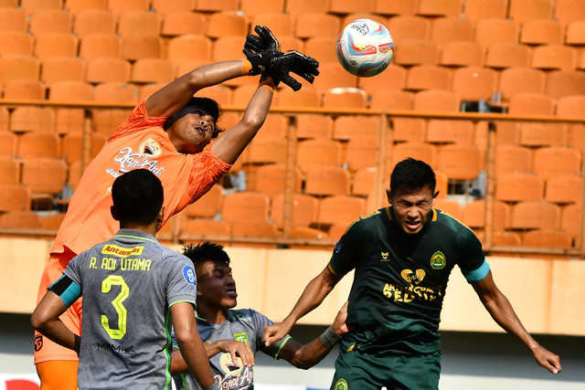 Kiper Persebaya Surabaya Andhika R (kiri) berebut bola dengan pemain Persikabo 1973 Reva Adi (kanan) pada lanjutan Liga 1 di Stadion Wibawa Mukti di Cikarang, Kabupaten Bekasi, Jawa Barat, Minggu (17/12/2023). Foto: Fakhri Hermansyah/ANTARA FOTO
