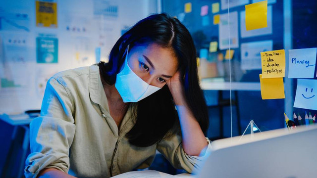 Ilustrasi seorang pekerja yang merasa lelah. Sumber gambar: by thiracardz on Freepik (https://www.freepik.com/free-photo/freelance-asia-women-wear-face-mask-using-laptop-hard-work-new-normal-office-working-from-home-overload-night-self-isolation-social-distancing-quarantine-corona-virus-prevention_10073990.htm#query=asian%20PeoPle%20burnout&position=13&from_view=search&track=ais&uuid=8a6d65cb-71ca-4b66-95d3-0f1f23890c7c)