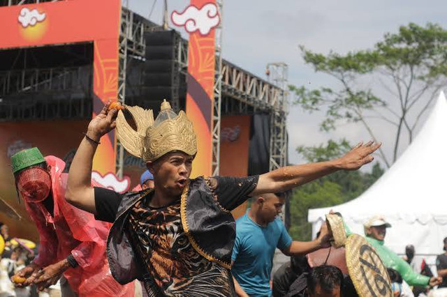 Perang tomat di acara Festival Gunung Slamet (Sumber: dokumen pribadi)
