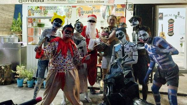 Sinterklas saat mengunjungi Kity Tumbel, anjing peliharaan yang ada di Malalayang, Kota Manado. (foto: istimewa)