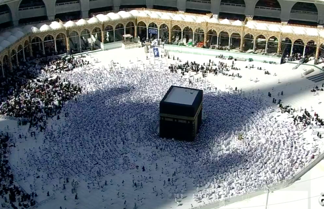 Jelang salat gaib di Masjidil Haram untuk Emir Kuwait yang dilaksanakan setelah salat Zuhur, Minggu (17/12/2023). Foto: Dok. AlekhbariyaTV