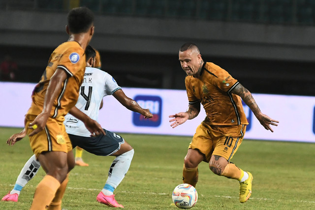 Pemain Bhayangkara Presisi Indonesia FC Radja Nainggolan (kanan) berusaha melewati hadangan pemain Persita Tangerang Ichsan K (tengah) pada lanjutan Liga 1 di Stadion Patriot Chandrabhaga, Bekasi, Jawa Barat, Minggu (17/12/2023).  Foto: Fakhri Hermansyah/ANTARA FOTO