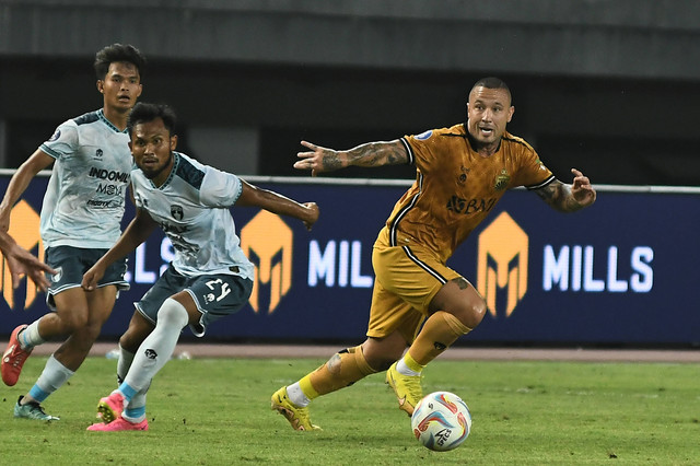 Pemain Bhayangkara Presisi Indonesia FC Radja Nainggolan (kanan) berusaha melewati hadangan pemain Persita Tangerang IIchsan Kurniawan (tengah) pada lanjutan Liga 1 di Stadion Patriot Chandrabhaga, Bekasi, Jawa Barat, Minggu (17/12/2023). Foto: Fakhri Hermansyah/ANTARA FOTO